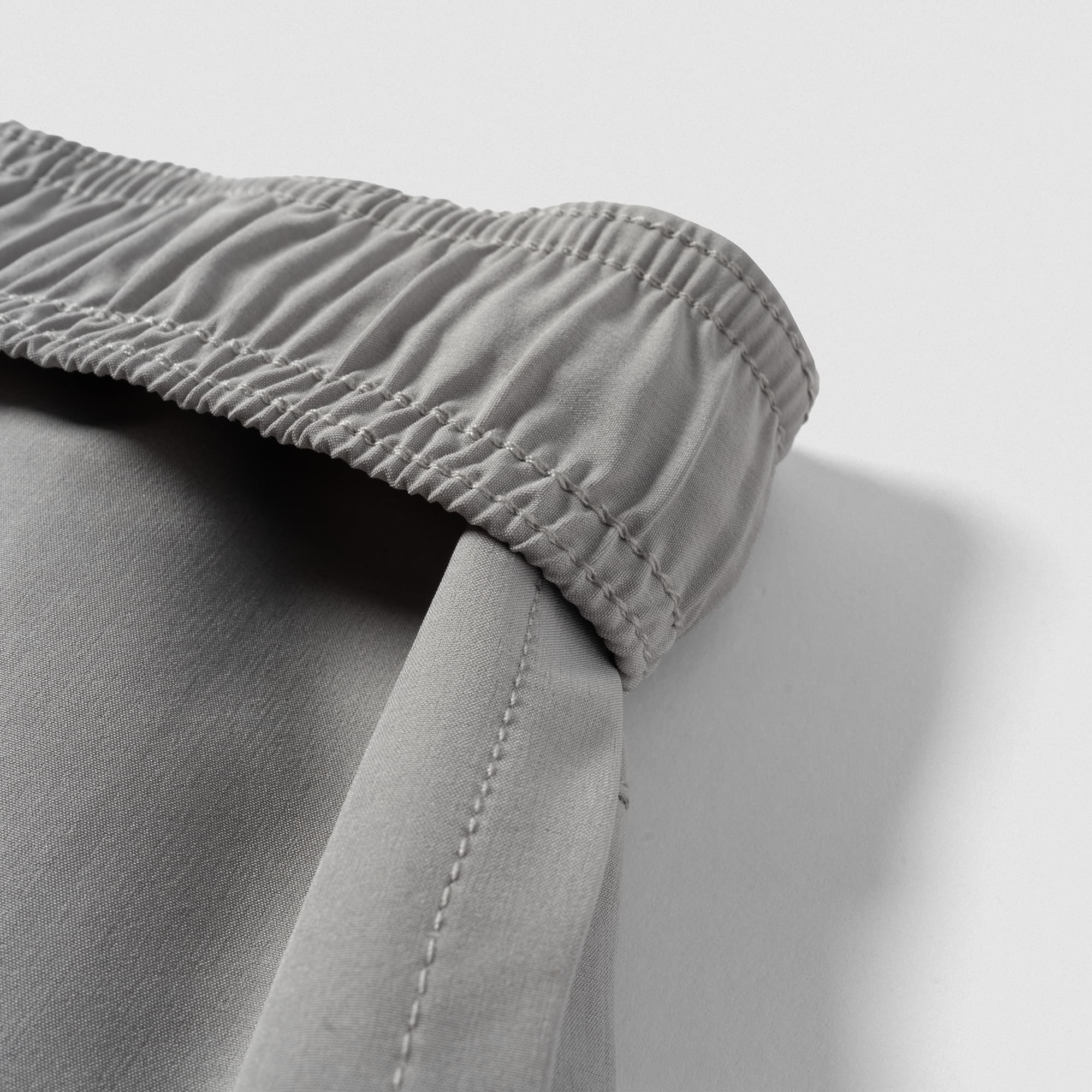Elastic waistband detail on Men's Conquer 5 Inch Shorts - Gray