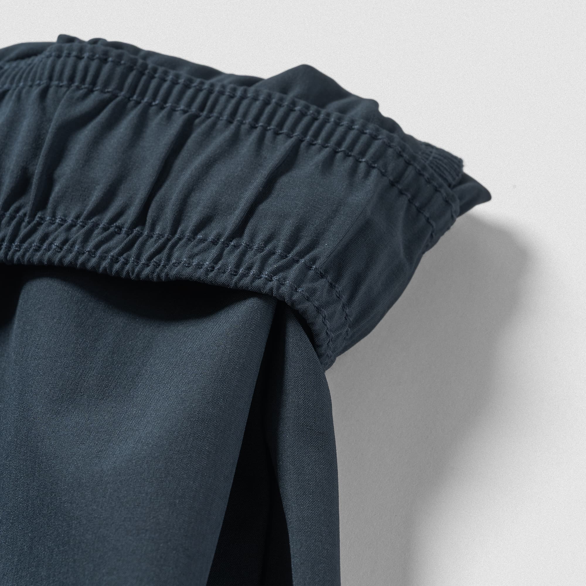 Elastic waistband detail on Men's Conquer 7 Inch Shorts - Navy