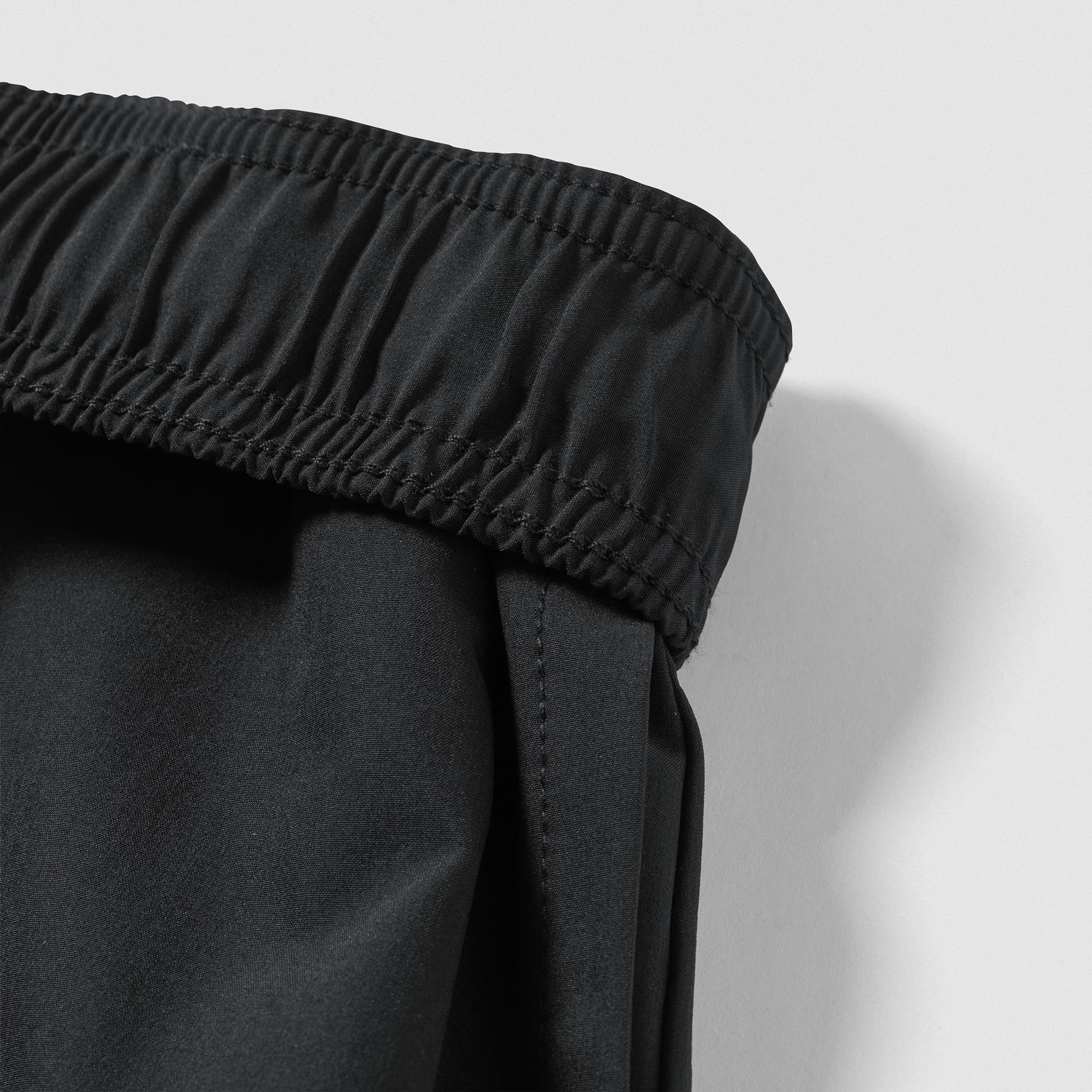 Elastic waistband detail on Men's Conquer 5 Inch Shorts - Black