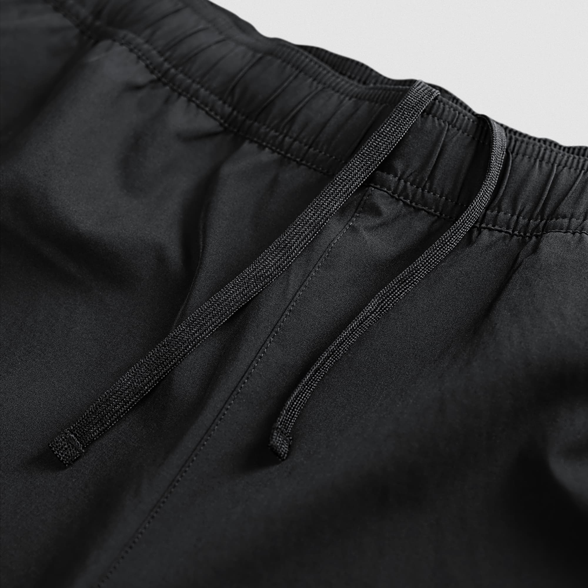 Stretch woven fabric detail on Men's Conquer 5 Inch Shorts - Black