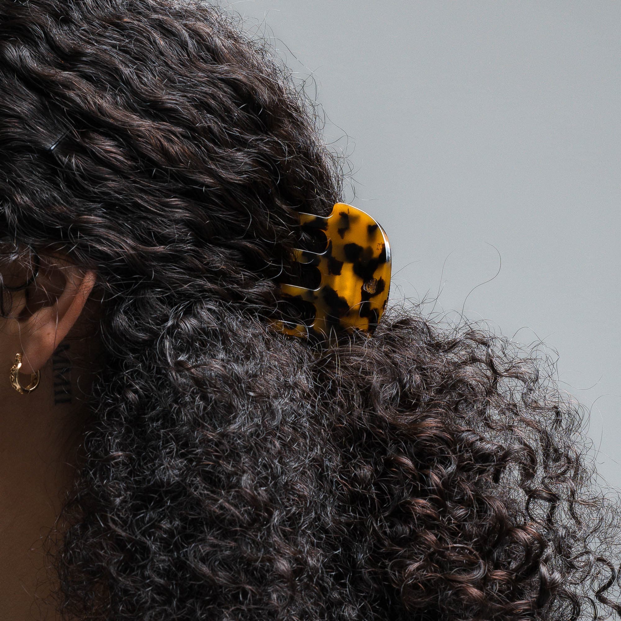 model wearing Small Claw Clip - Tortoise Shell Brown curly brown hair