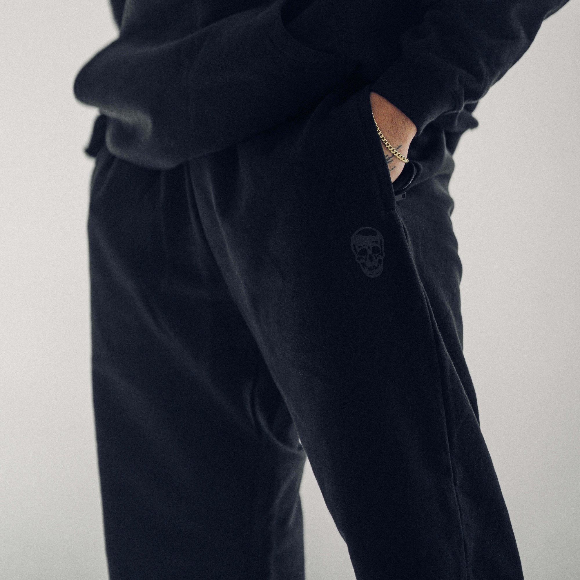 heavy weight joggers black black hand in pocket